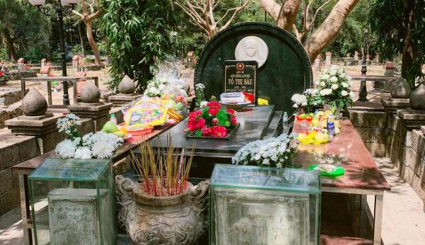 Dâng hương Mộ cô Sáu Côn Đảo nổi tiếng linh thiêng nhất vùng